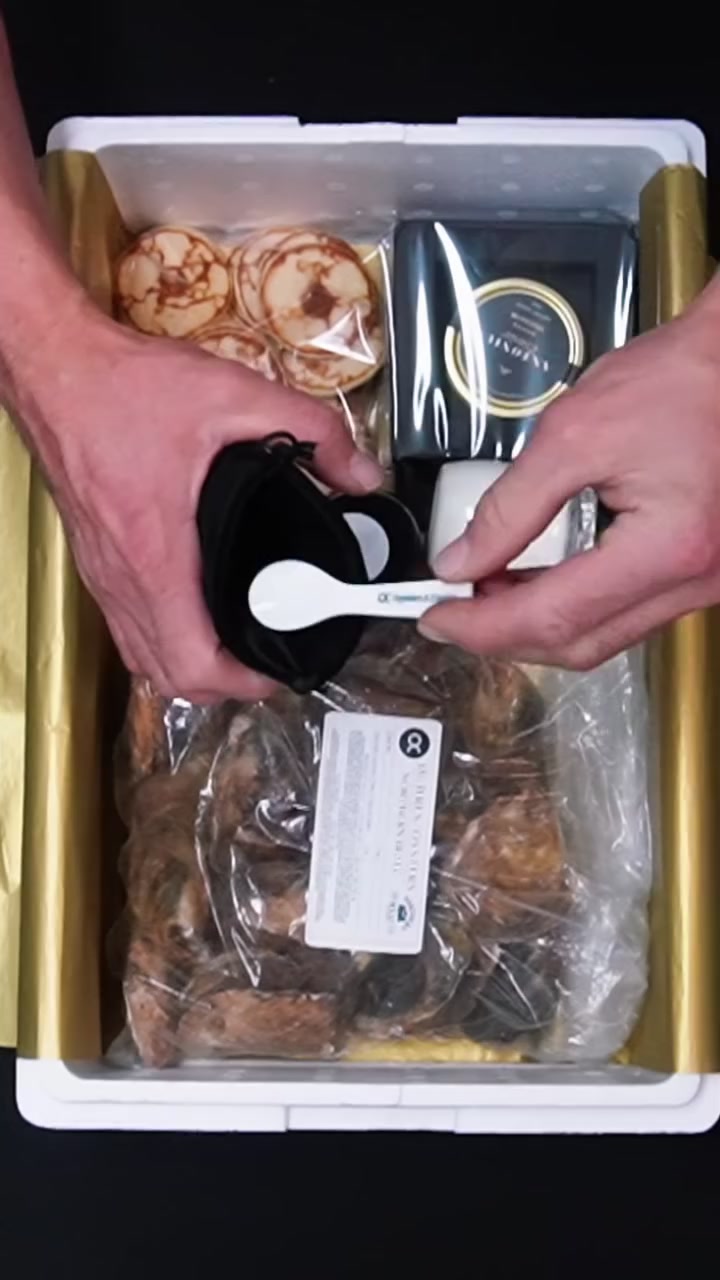 Une commande O&C emballée à la main dans une boîte isotherme